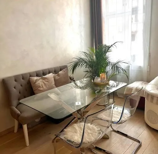 Апартаменты Royal Neighbourhood Elegant Flat In